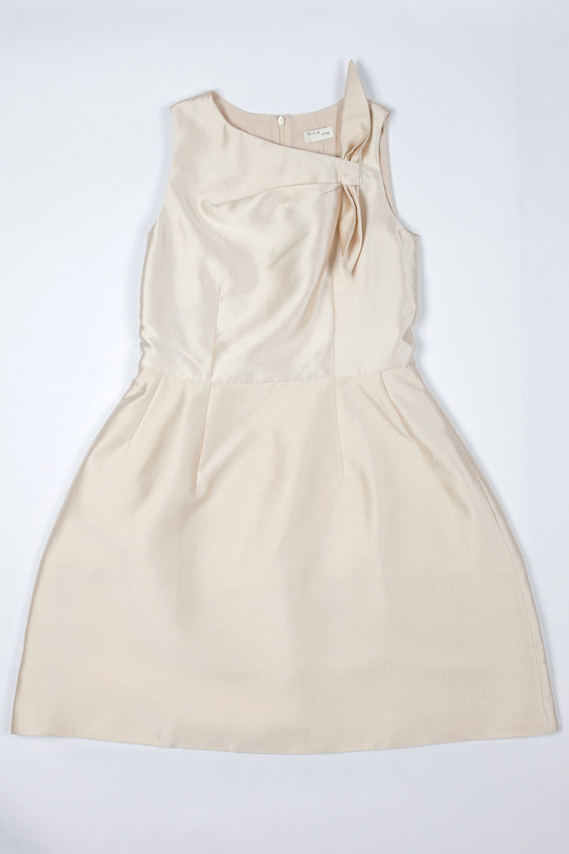 فستان بدون اكمام بتصميم ياقة غير متماثلة