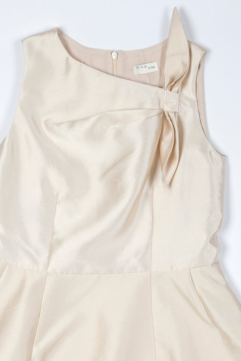 فستان بدون اكمام بتصميم ياقة غير متماثلة