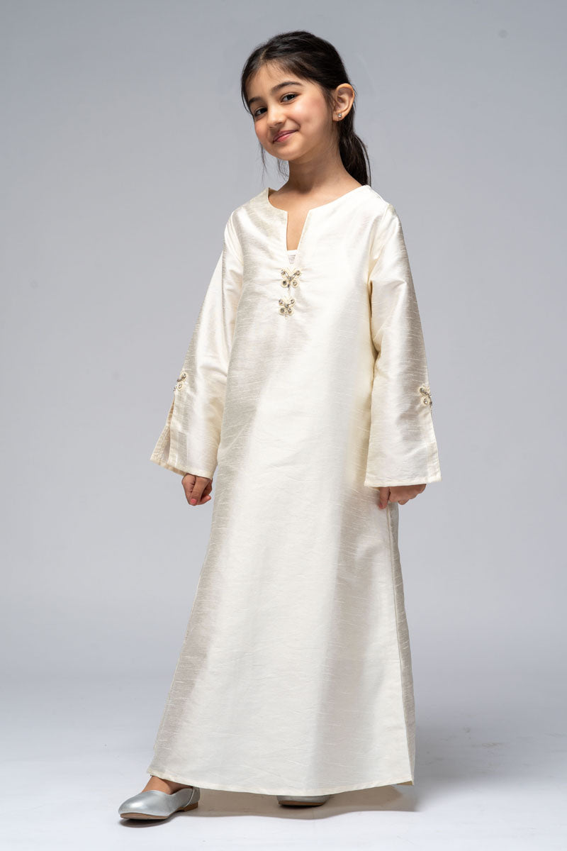 فستان طويل بتفاصيل مطرزة