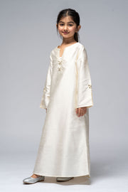 فستان طويل بتفاصيل مطرزة