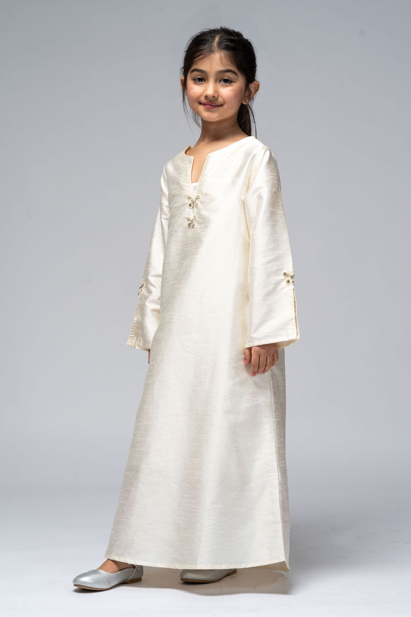 فستان طويل بتفاصيل مطرزة