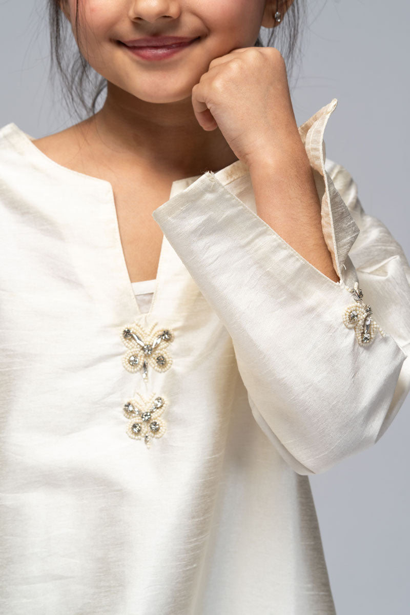 فستان طويل بتفاصيل مطرزة