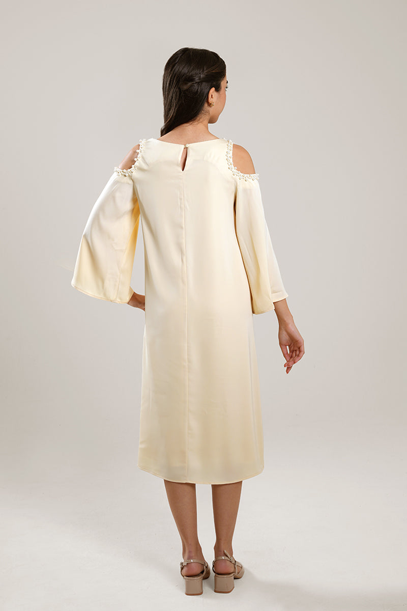 فستان ميدي بتصميم أكتاف مكشوفة