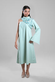 فستان بكتف واحد وتفاصيل مطرزة