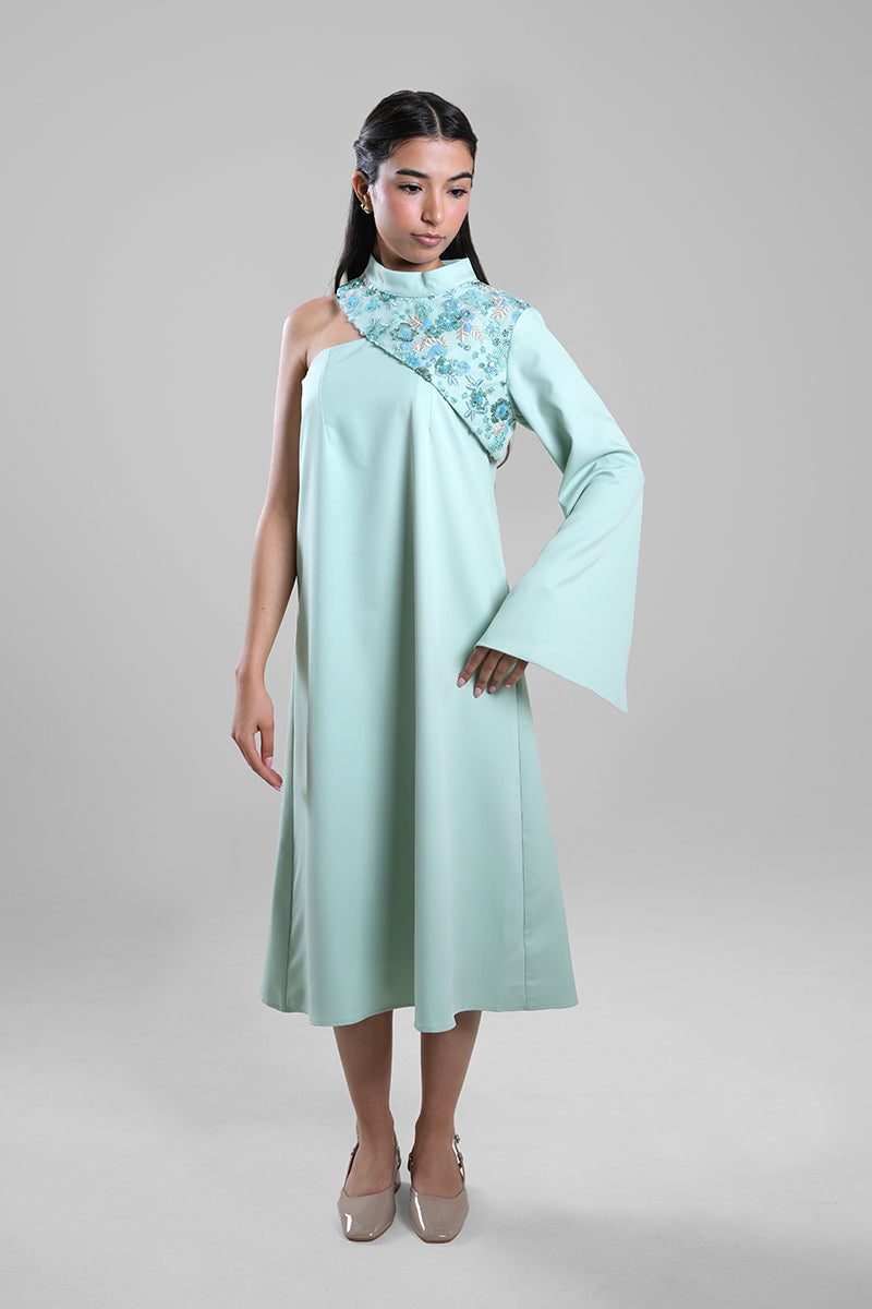 فستان بكتف واحد وتفاصيل مطرزة