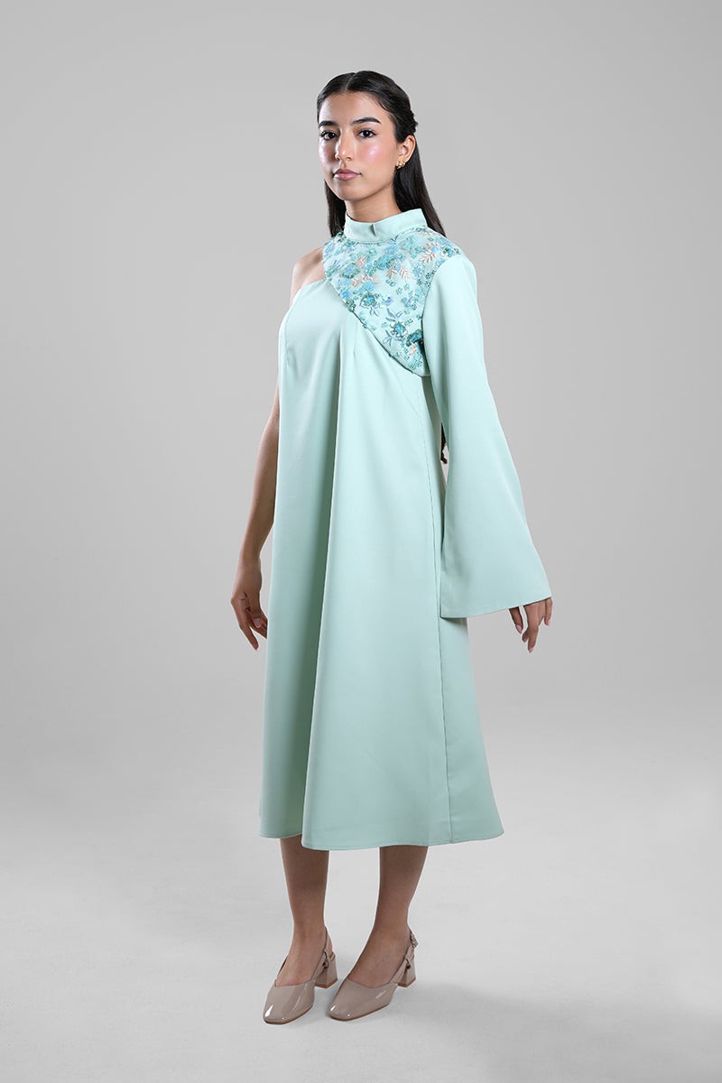 فستان بكتف واحد وتفاصيل مطرزة