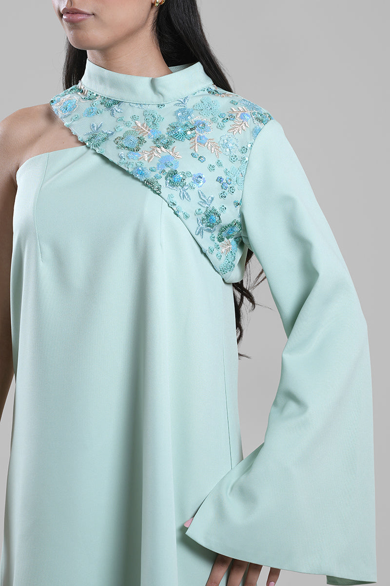 فستان بكتف واحد وتفاصيل مطرزة