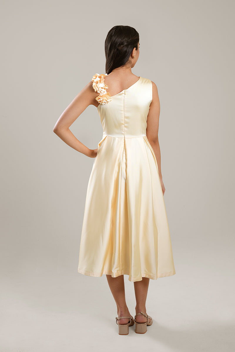 فستان ميدي بتفاصيل زهور بارزة