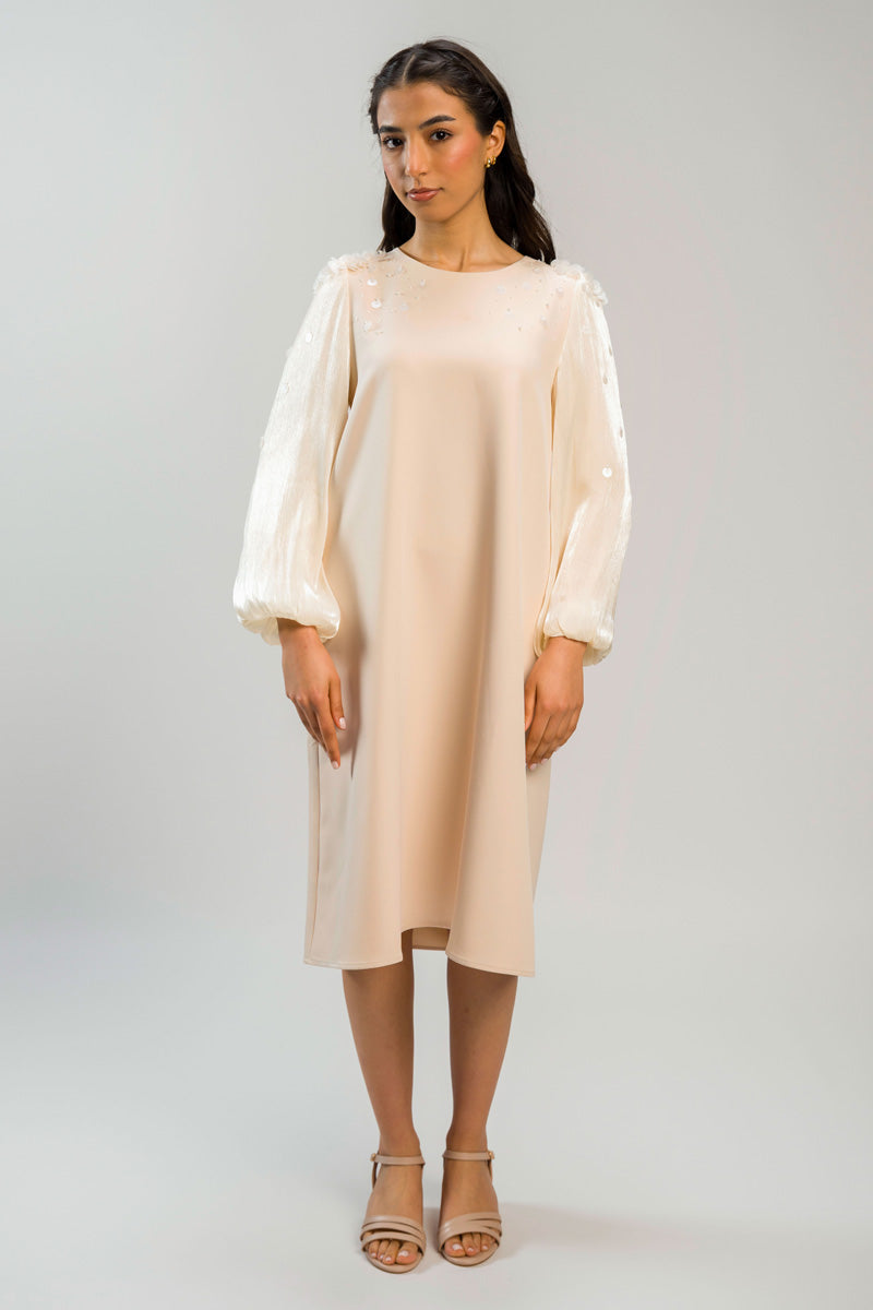 فستان بطول متوسط وأكمام شفافة