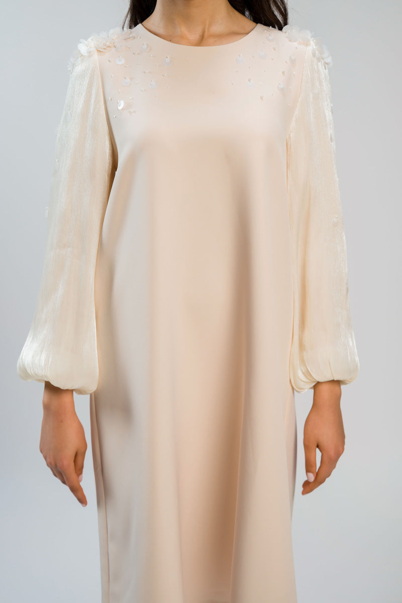 فستان بطول متوسط وأكمام شفافة