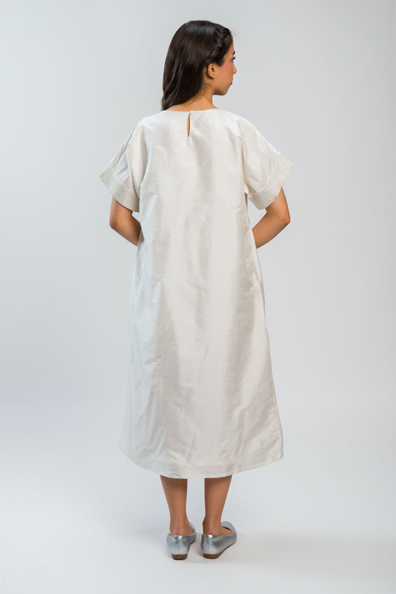 فستان ميدي بتطريز أمامي