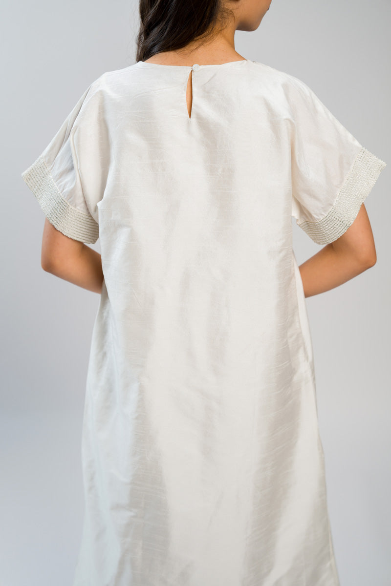 فستان ميدي بتطريز أمامي