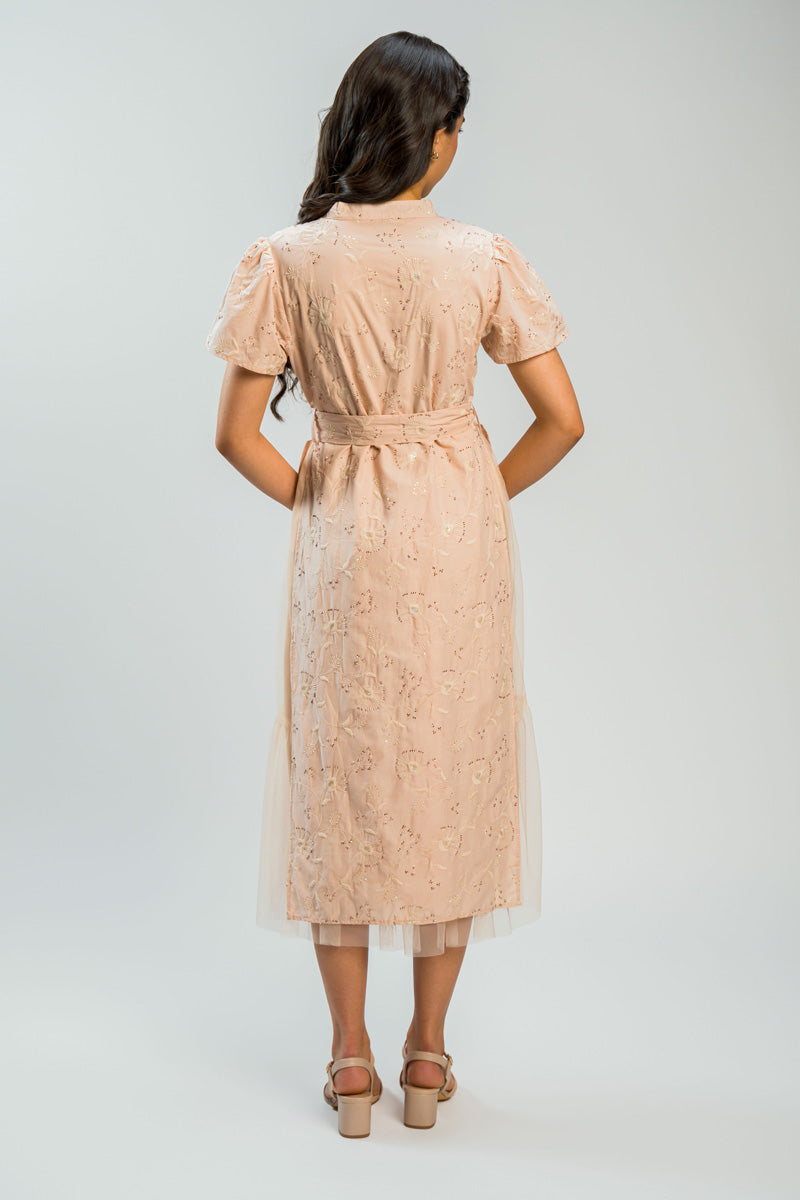 فستان ميدي مطرز بأكمام قصيرة