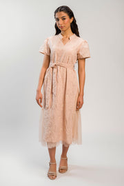 فستان ميدي مطرز بأكمام قصيرة