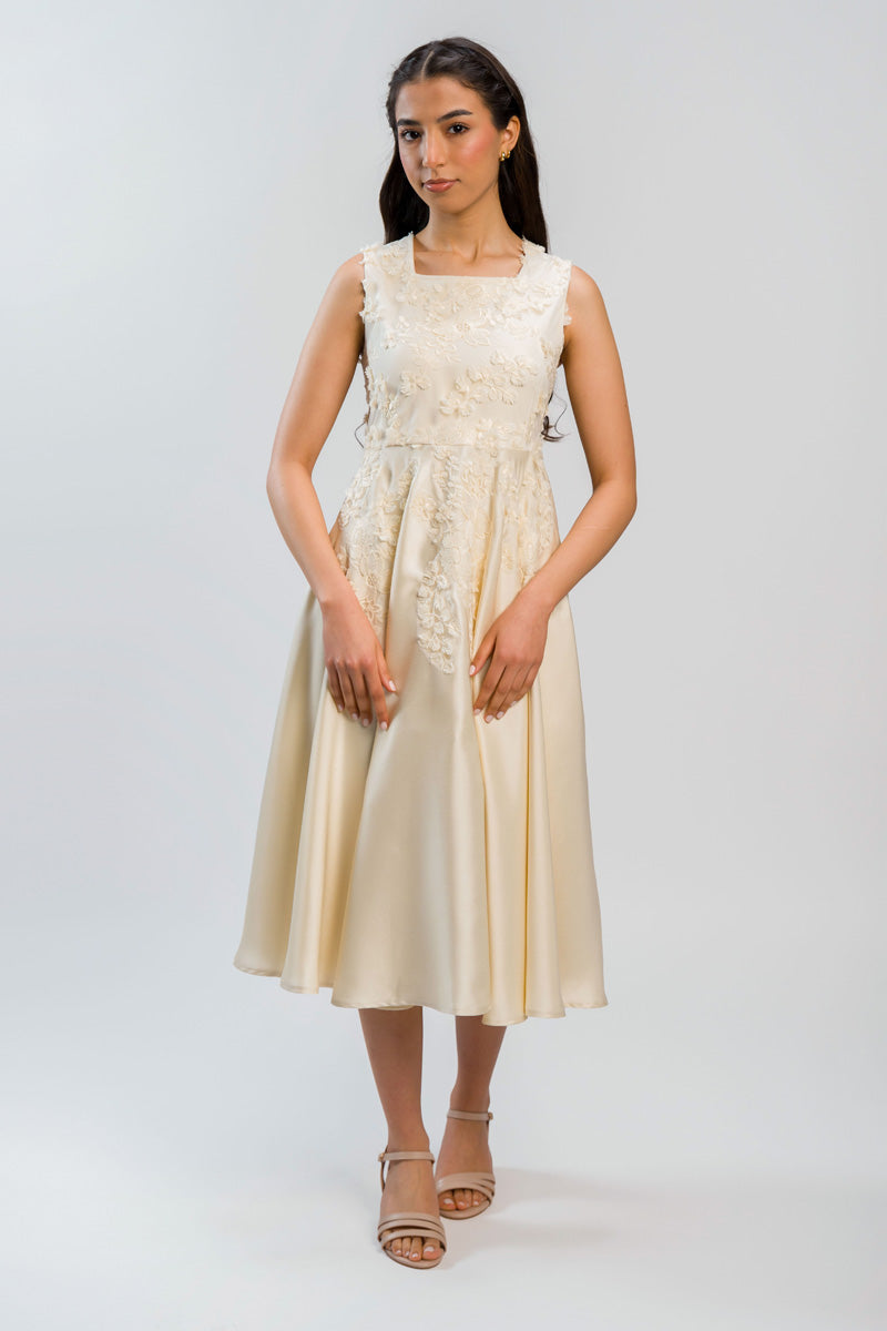 فستان ميدي بدون أكمام بتفاصيل مطرزة