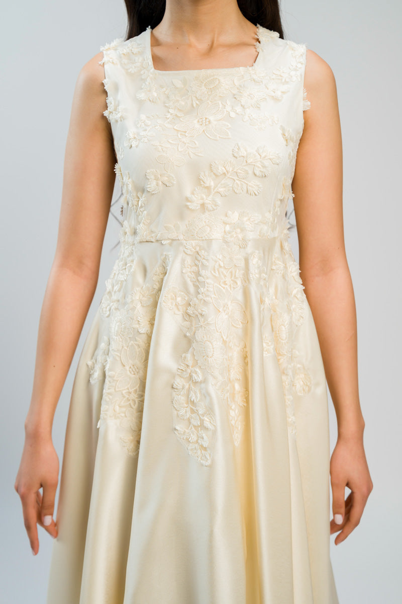 فستان ميدي بدون أكمام بتفاصيل مطرزة