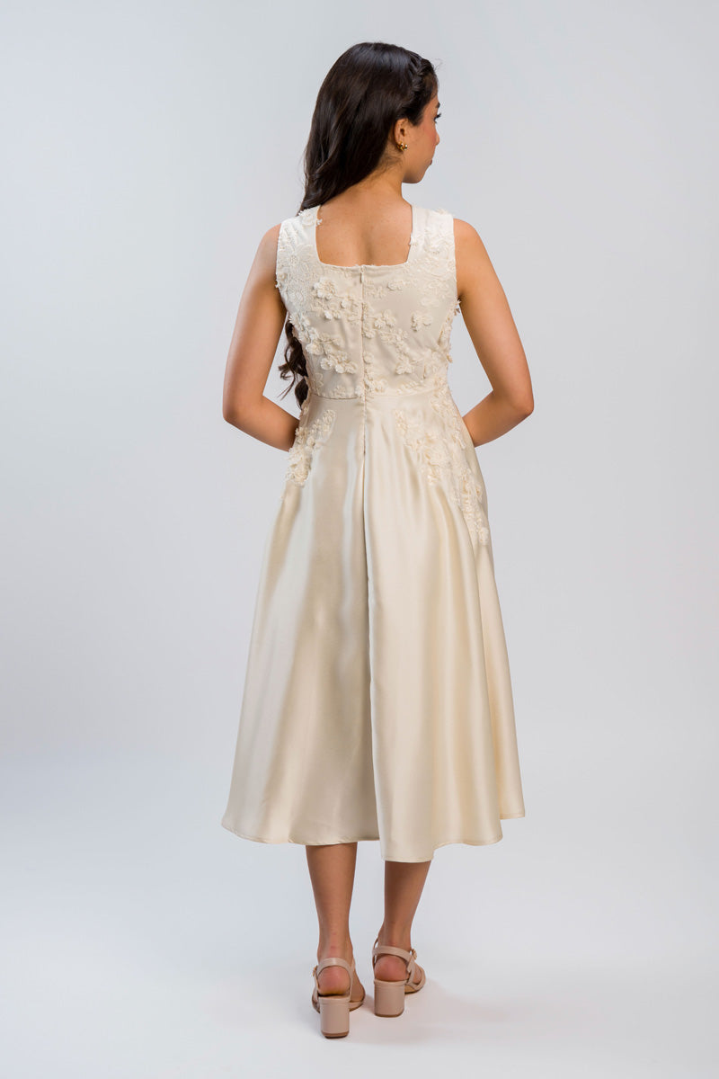 فستان ميدي بدون أكمام بتفاصيل مطرزة