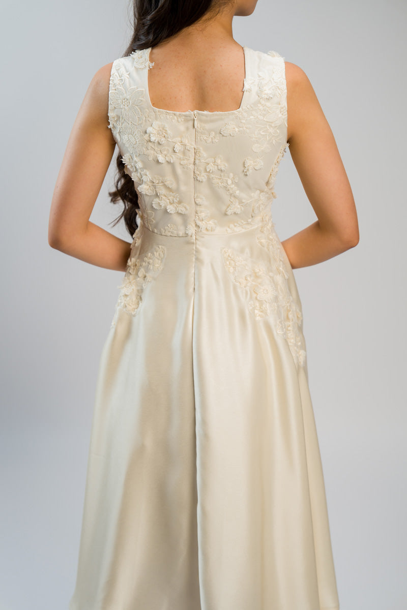 فستان ميدي بدون أكمام بتفاصيل مطرزة