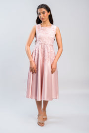 فستان ميدي بدون أكمام بتفاصيل مطرزة