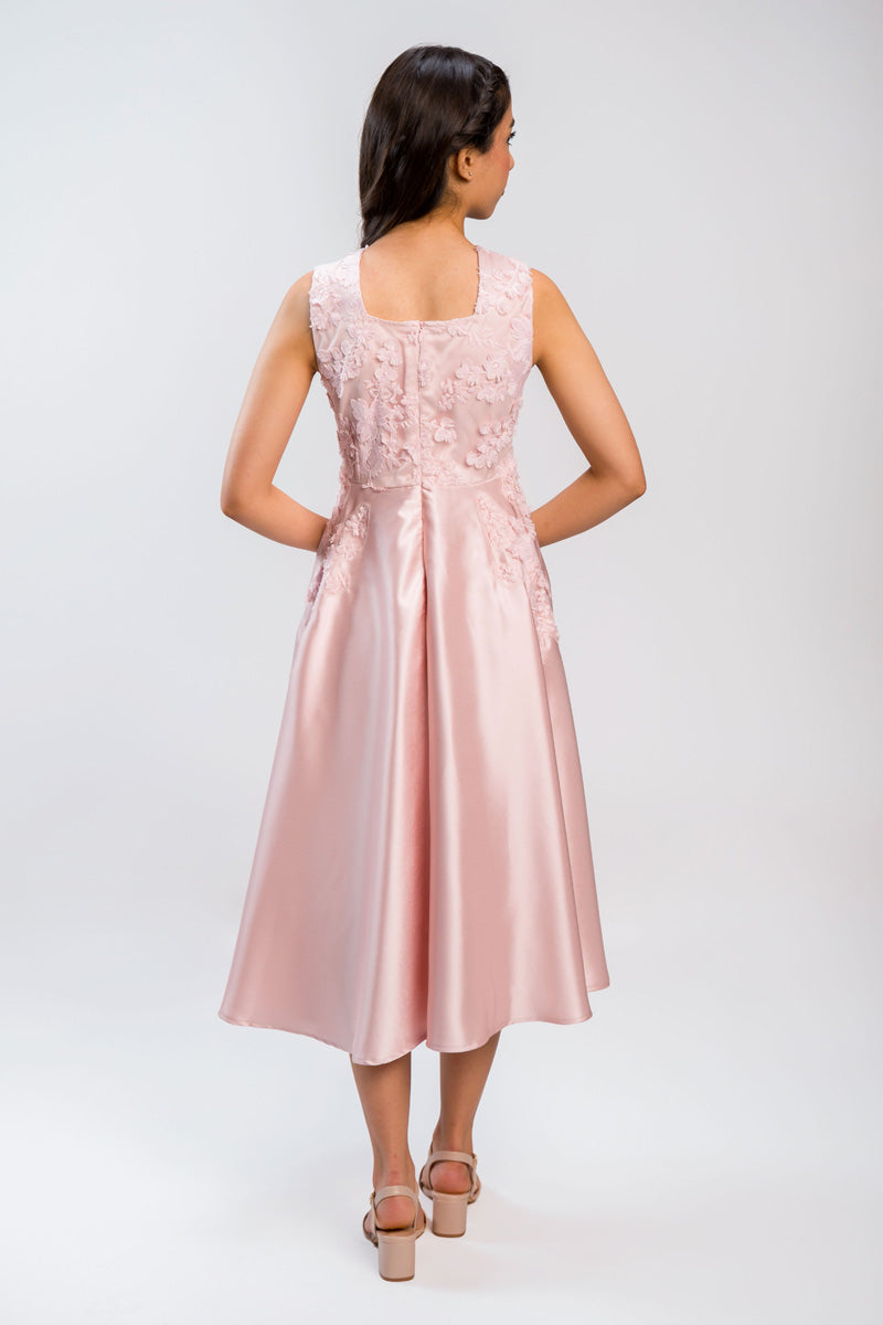 فستان ميدي بدون أكمام بتفاصيل مطرزة