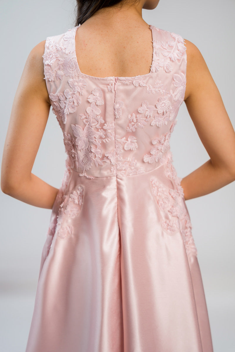 فستان ميدي بدون أكمام بتفاصيل مطرزة