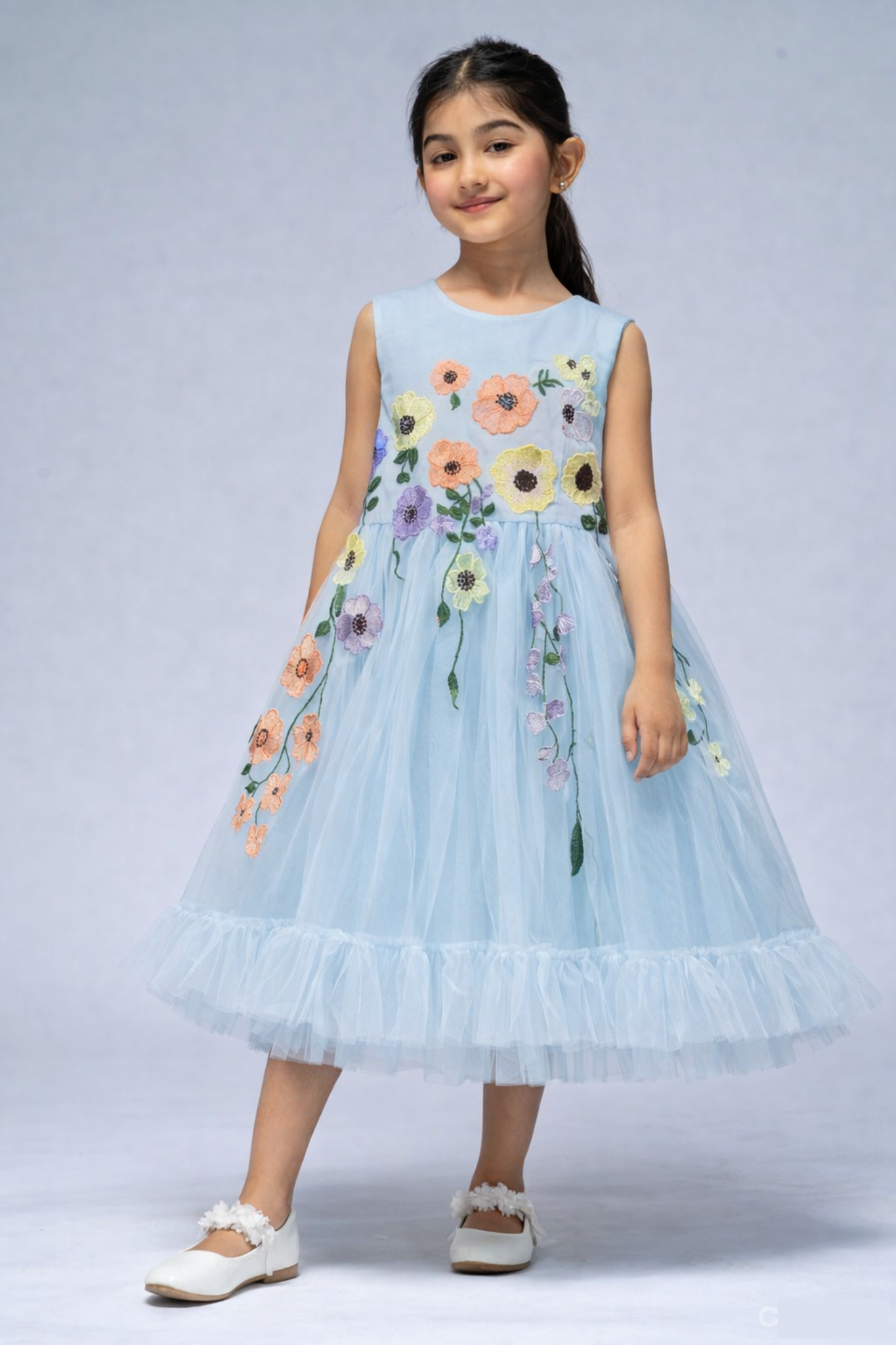 فستان تول مطرز بتفاصيل زهور