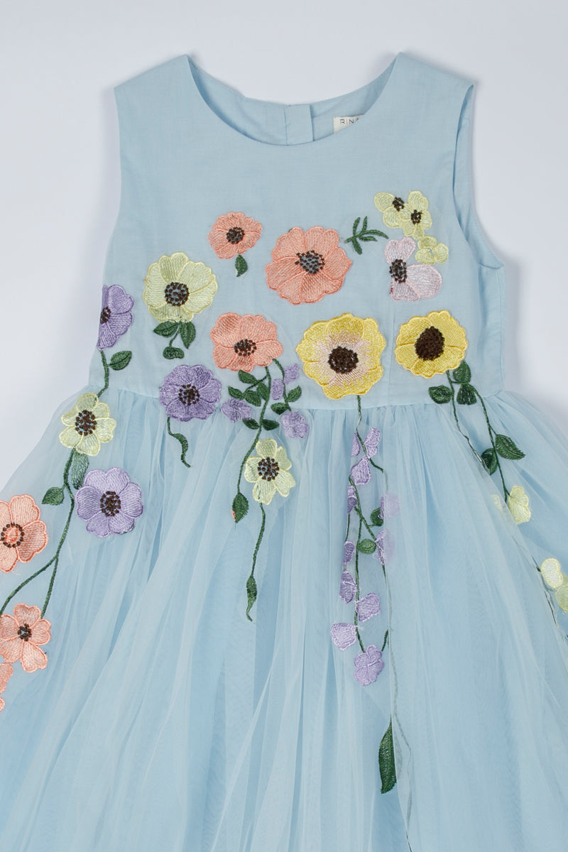 فستان تول مطرز بتفاصيل زهور