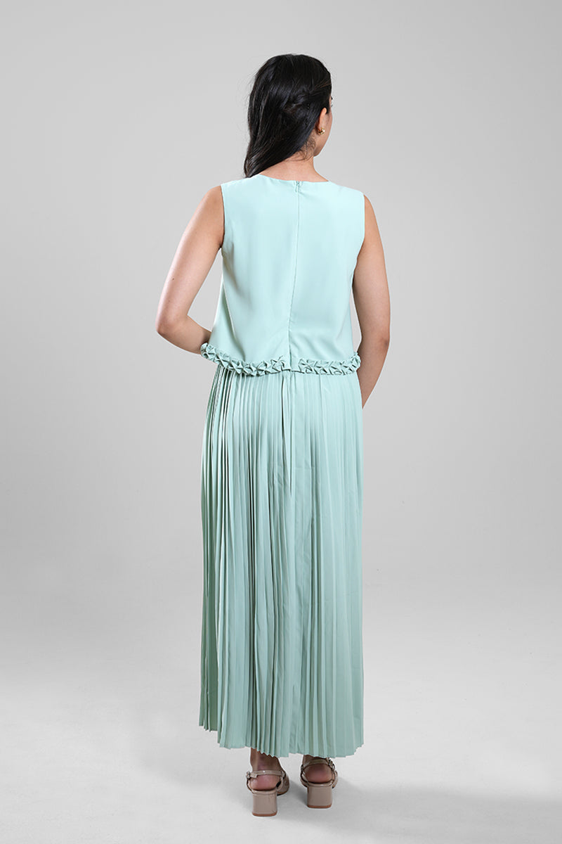 فستان ميدي بدون أكمام بتنورة كسرات