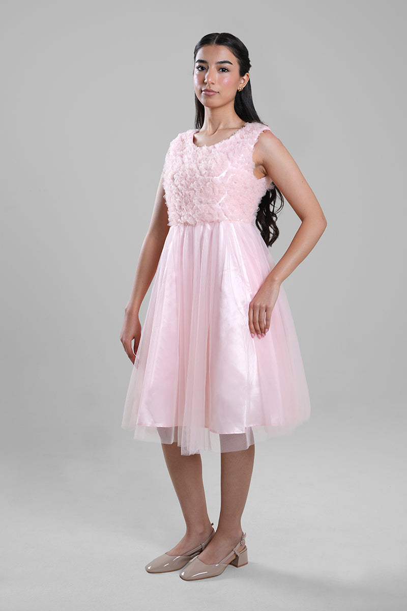 فستان بتفاصيل بارزة وتنورة تول