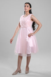 فستان بتفاصيل بارزة وتنورة تول