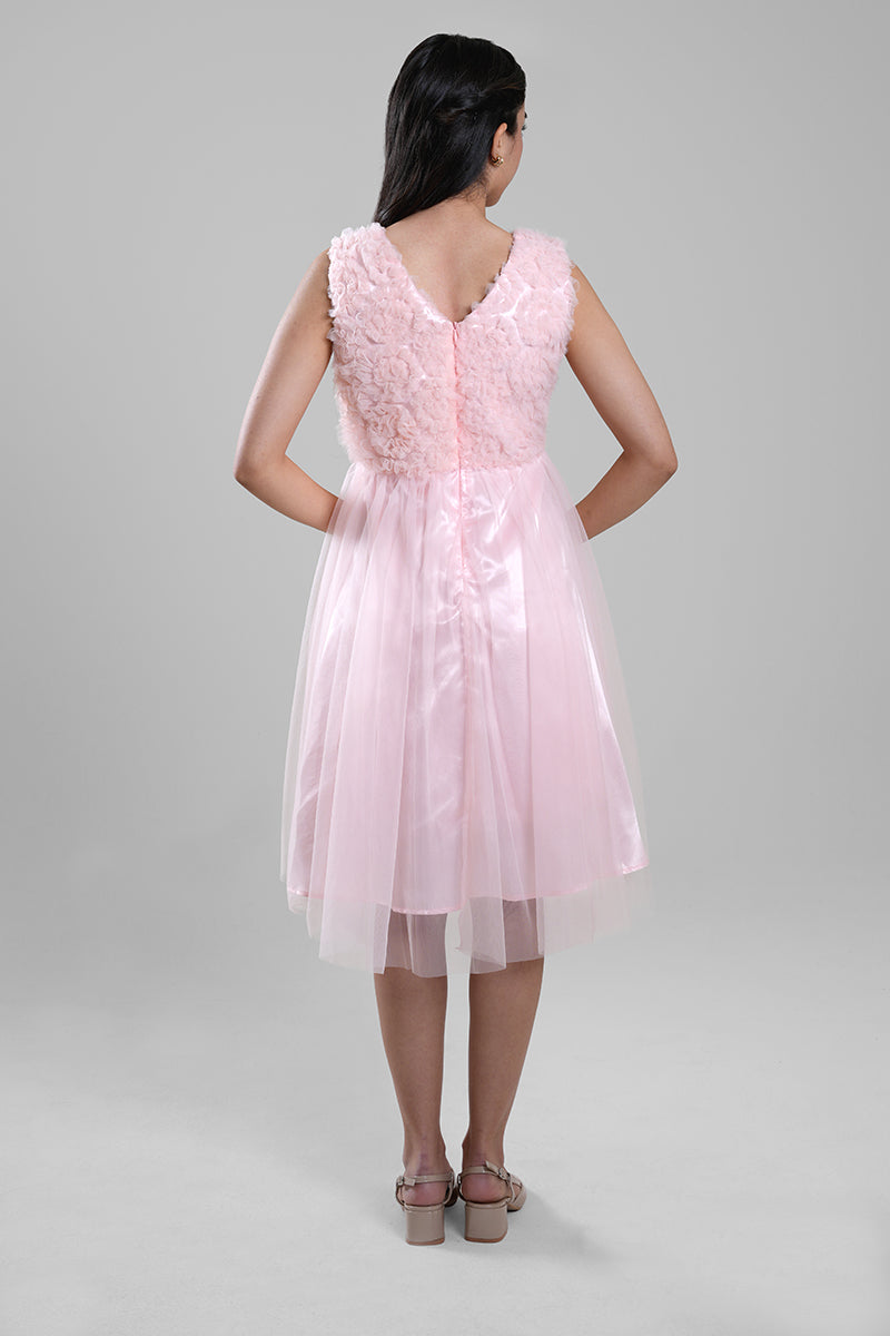 فستان بتفاصيل بارزة وتنورة تول