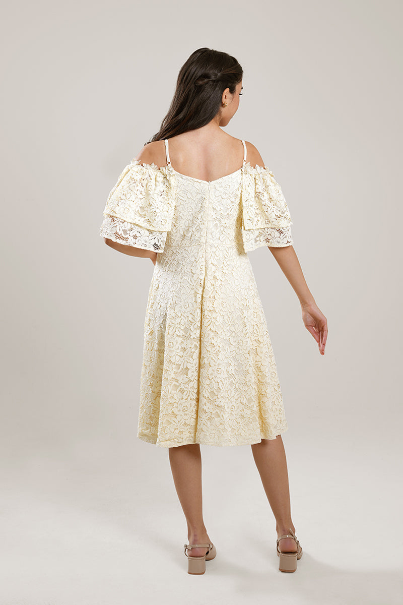 فستان ميدي من الدانتيل بأكمام طبقات