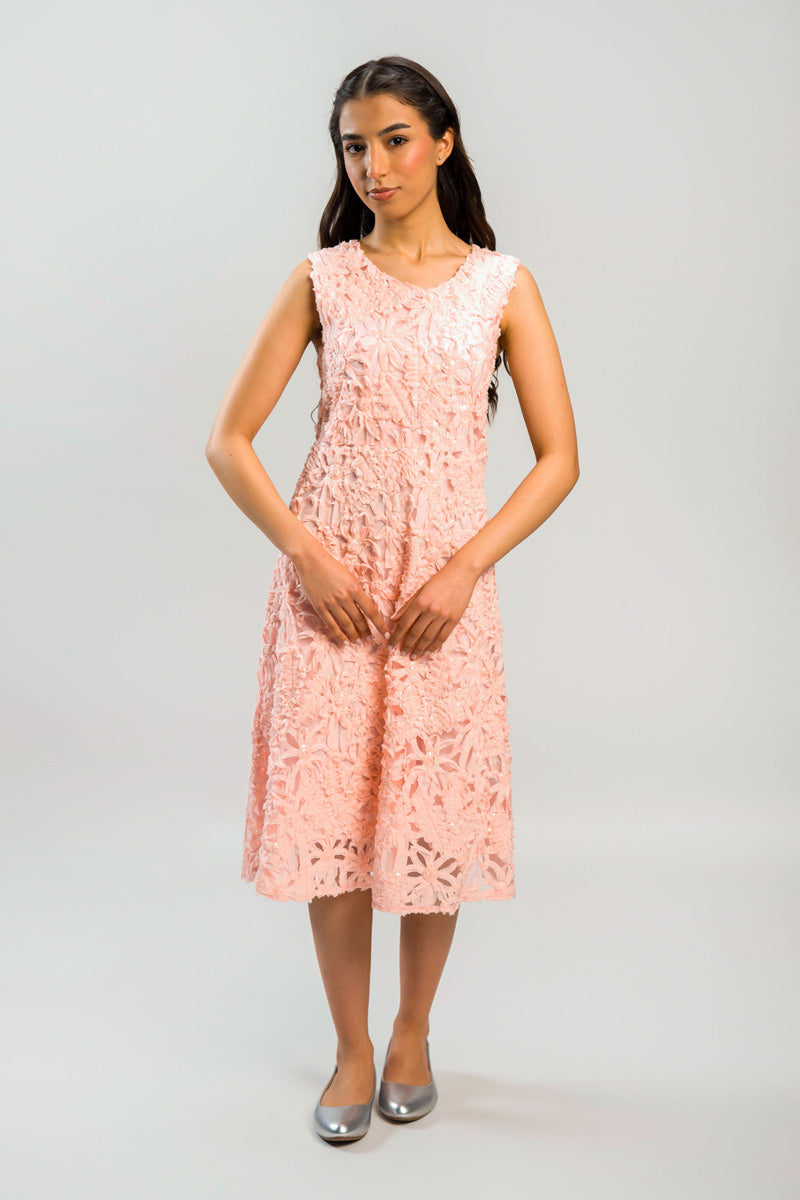 فستان ميدي بدون أكمام بتفاصيل بارزة