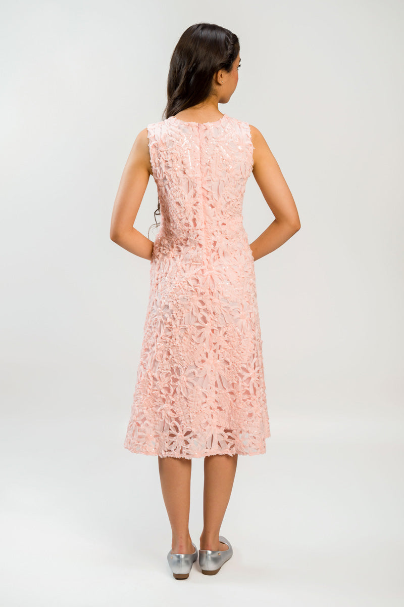 فستان ميدي بدون أكمام بتفاصيل بارزة