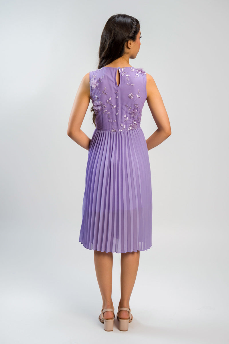 فستان ميدي بدون أكمام بكسرات