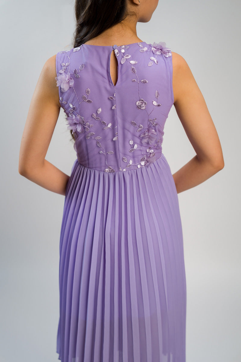 فستان ميدي بدون أكمام بكسرات