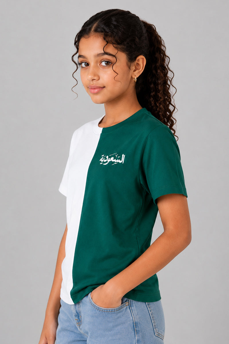 تيشيرت بتصميم مقسوم وطبعة عربية