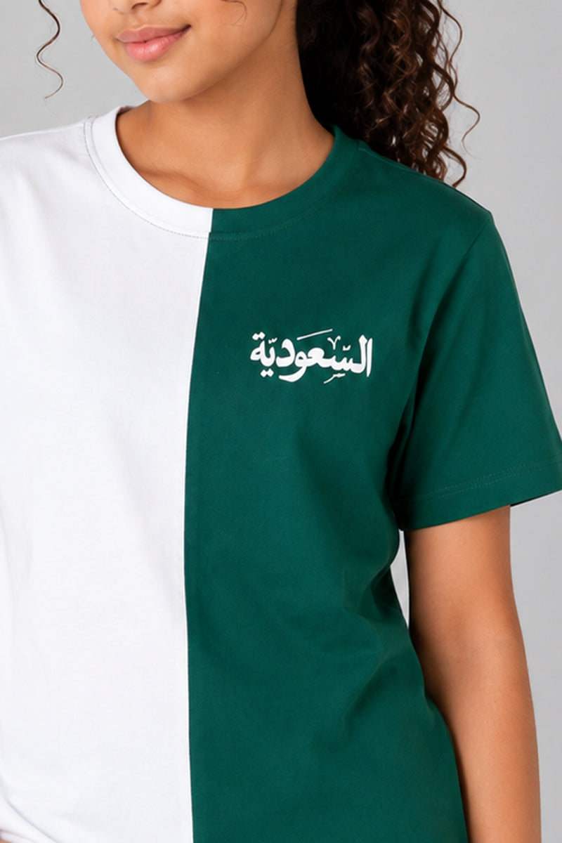 تيشيرت بتصميم مقسوم وطبعة عربية