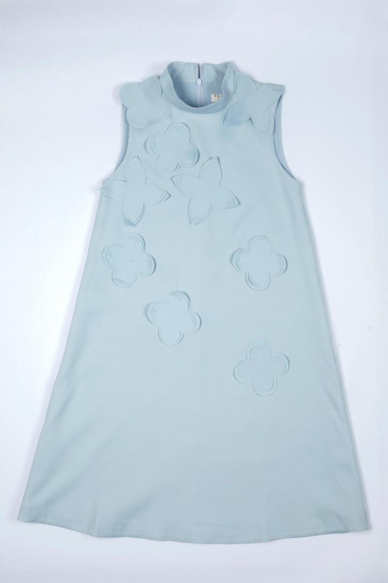 فستان بدون اكمام مع تفصيل ورود